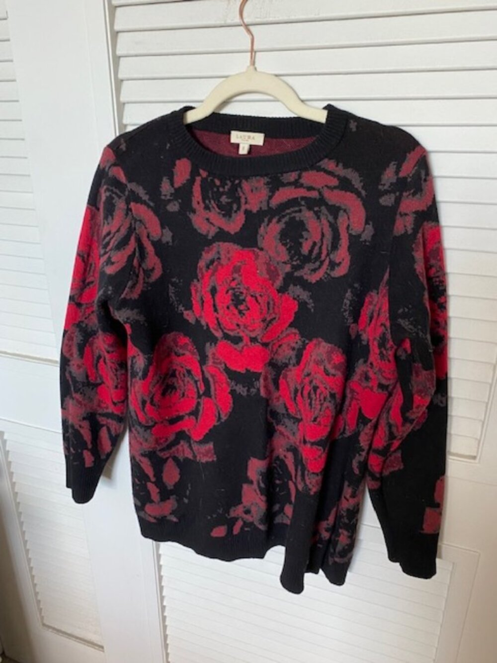Laura Plus red rose sweater